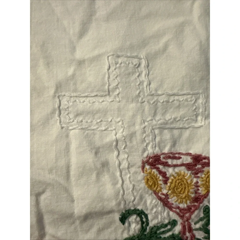 Set Of 2 Vtg Hand Embroidered White Standard Sized Pillow Cases‎